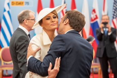 Emmanuel Macron salue Melenia Trump.