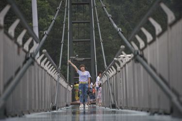 Nouvelle passerelle en verre de 123 mètres de haut, et 69,6 mètres de long en Chine.