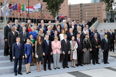 Les dirigeants du G20 et les conjoint(e)s posent pour une photo de famille entourant Angela Merkel et Joachim Sauer avant un concert à la nouvelle Philharmonie de l&#039;Elbe.