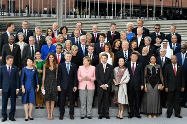 Les dirigeants du G20 et les conjoint(e)s posent pour une photo de famille entourant Angela Merkel et Joachim Sauer avant un concert à la nouvelle Philharmonie de l&#039;Elbe.