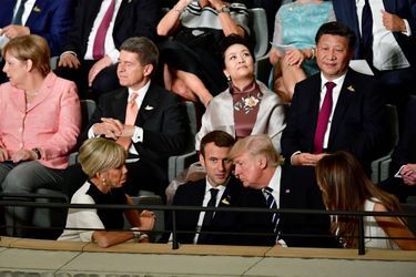 Le couple Macron en pleine discussion avec Donald et Melania Trump. 