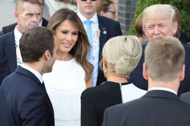 Echange entre Melania Trump et Brigitte Macron.