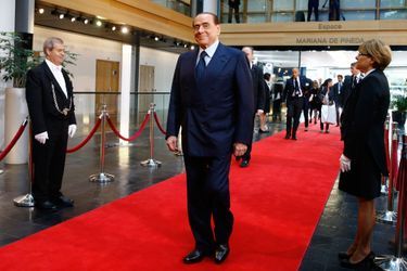 Silvio Berlusconi arrive au Parlement européen à Strasbourg pour la cérémonie hommage à l'ancien chancelier allemand Helmut Kohl.
