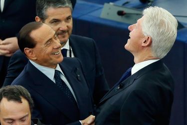 Silvio Berlusconi et Bill Clinton en grande discussion.