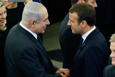 Benjamin Netanyahu salue Emmanuel Macron.