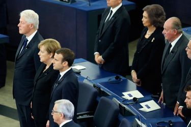 Au premier rang, Bill Clnton,  Angela Merkel et Emmanuel Macron, lors de l'hommage à Helmut Kohl.