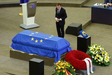 Emmanuel Macron rend hommage à Helmut Kohl.