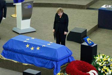 Angela Merkel rend hommage à Helmut Kohl.