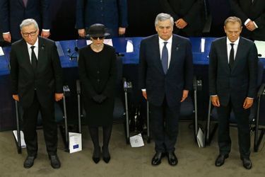 Jean-Claude Juncker, Antonio Tajani, Donald Tusk aux côtés de Maike Kohl-Richter, veuve d'Helmut Kohl.