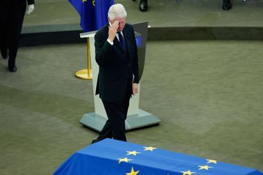 Bill Clinton salue le cercueil d'Helmut Kohl.