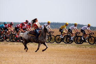 Lors de l'étape entre Vesoul et Troyes, le maillot jaune Chris Froome et ses coéquipiers sont escortés par une femme à cheval. 