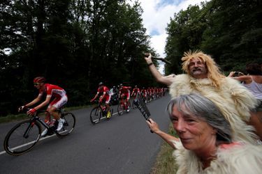 Un couple venu tout droit de la Préhistoire encourage les coureurs lors de l'étape entre Perigueux et Bergerac, le 11 juillet. 