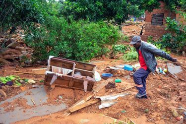 Des rescapés ont trouvé refuge dans des arbres, d'autres sur les toits en attendant les secours. Mais le cyclone Idai a fait au moins 173 morts au Mozambique et au Zimbabwe.