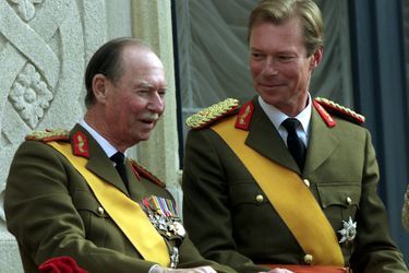 Le grand-duc Jean de Luxembourg, le jour de son abdication, avec son fils le nouveau grand-duc Henri, le 7 octobre 2000