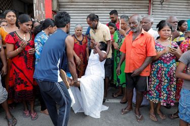 A Colombo, mardi, pendant les minutes de silence, une femme s'est effondrée, avant d'être aidée.
