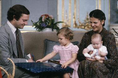 Le prince Carl Philip de Suède avec ses parents le roi Carl XVI Gustaf et la reine Silvia et sa grande soeur la princesse Victoria, à Noël 1979