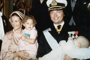 Le prince Carl Philip de Suède avec ses parents et sa grande soeur, le jour de son baptême le 31 août 1979