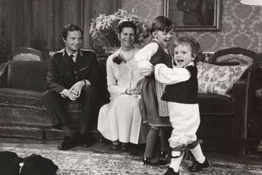 Le prince Carl Philip de Suède avec ses parents et sa grande soeur la princesse Victoria, le 30 avril 1982 