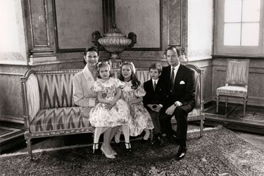 Le prince Carl Philip de Suède avec ses parents et ses soeurs, le 30 avril 1986
