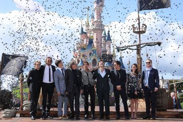 Johnny Depp, Javier Bardem et toute l&#039;équipe du film à Disneyland Paris pour la promotion de &quot;Pirates des Caraïbes : La Vengeance de Salazar&quot;, le 14 mai 2017.