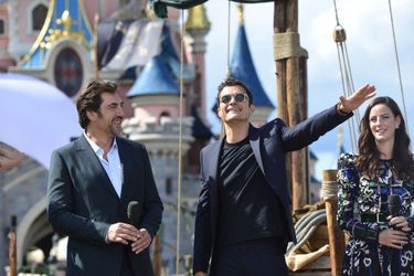 Javier Bardem, Orlando Bloom et Kaya Scodelario à Disneyland Paris pour la promotion de &quot;Pirates des Caraïbes : La Vengeance de Salazar&quot;, le 14 mai 2017.