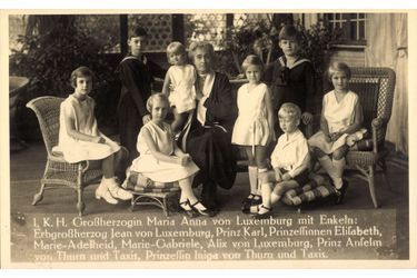 Le prince Jean de Luxembourg enfant avec sa grand-mère maternelle, l'ex-grande-duchesse consort Marie-Anne de Bragance, carte postale non datée