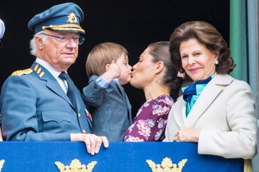 Le prince Oscar avec la princesses Victoria, le roi Carl XVI Gustaf et la reine Silvia de Suède à Stockholm, le 30 avril 2019
