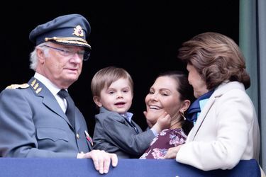 Le prince Oscar avec la princesses Victoria, le roi Carl XVI Gustaf et la reine Silvia de Suède à Stockholm, le 30 avril 2019