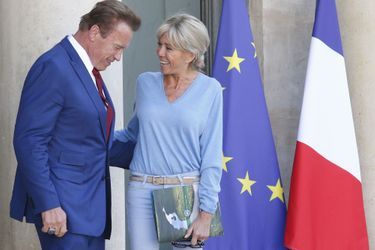 Arnold Schwarzenegger salue Brigitte Macron.