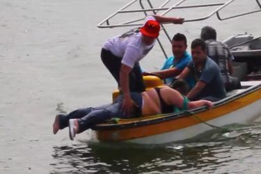 Les secours aident les rescapés à sortir de l'eau