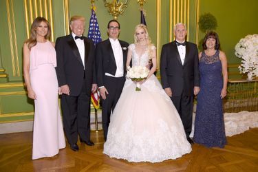 Melania Trump, Donald Trump, Steve Mnuchin, Louise Linton, Mike Pence et Karen Pence, le 24 juin 2017.