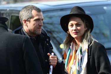 Guillaume Canet et Marion Cotillard&nbsp;à l'hommage rendu à Agnès Varda à la Cinémathèque française avant ses obsèques au cimetière du Montparnasse à Paris, le 2 avril 2019.&nbsp;