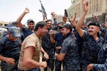 Les Troupes Irakiennes Célèbrent La Libération De Mossoul, Dimanche 8 Juillet 1