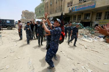 Les Troupes Irakiennes Célèbrent La Libération De Mossoul, Dimanche 8 Juillet 11