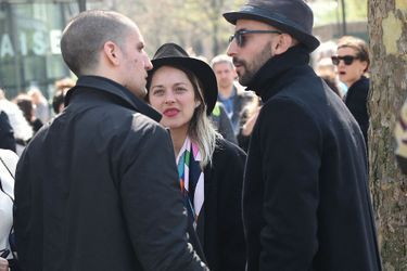 Louis Garrel, Marion Cotillard et JR&nbsp;à l'hommage rendu à Agnès Varda à la Cinémathèque française avant ses obsèques au cimetière du Montparnasse à Paris, le 2 avril 2019.&nbsp;