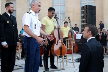 Emmanuel Macron discutant avec des musiciens avec le dîner d&#039;Etat avec le président colombien.