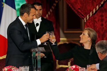 Emmanuel Macron trinquent avec Maria Clemencia de Santos.