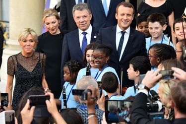 Emmanuel Macron, son épouse Brigitte, Juan Manuel Santos et sa femme Maria Clemencia Rodriguez posent avec un des orchestres conviés à l&#039;Elysée pour la Fête de la musique. 