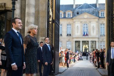 Emmanuel Macron et son épouse Brigitte accueillent à l&#039;Elysée le président colombien Juan Manuel Santos et son épouse Maria Clemencia Rodriguez de Santos.