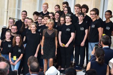 Brigitte Macron avec un des orchestres conviés à l&#039;Elysée pour la Fête de la musique. 