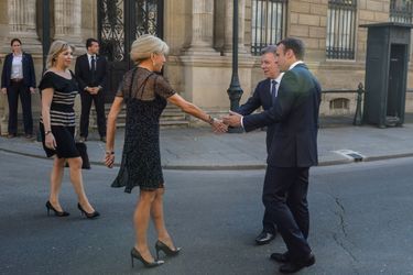 Emmanuel Macron et son épouse Brigitte accueillent à l&#039;Elysée le président colombien Juan Manuel Santos et son épouse Maria Clemencia Rodriguez de Santos.