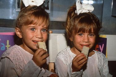 Mary-Kate et Ashley Olsen alias Michelle Tanner.&nbsp;Les jumelles Olsen n’avaient que neuf mois lorsqu’elles ont partagé le rôle de l’adorable et espiègle Michelle dans la série. Chouchoutée par toute la famille mais toujours prête à faire une bêtise, la petite fille est rapidement devenue la coqueluche des téléspectateurs, faisant de Mary-Kate et Ashley de véritables stars. Les sœurs ont ensuite enchaîné les rôles dans les années 90 et au début des années 2000. Comme beaucoup d’enfants stars, elles ont ensuite connu un passage à vide, Mary-Kate&nbsp;faisant une dépression et tombant dans l’anorexie. Si elles sont moins présentes à l’écran, elles sont cependant devenues de véritables business women. Elles ont lancé leurs lignes de vêtements, The Row, Elizabeth and James&nbsp;et&nbsp;OlsenBoye. En 2012, le duo a d’ailleurs remporté un CFDA, prix qui récompense les créateurs de mode de l’année. Mary-Kate est en couple avec Oliver Sarkozy, demi-frère de Nicolas.