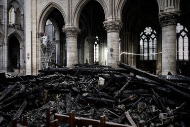 À l&#039;intérieur de la cathédrale Notre-Dame de Paris, ravagée par une incendie le 15 avril 2019.