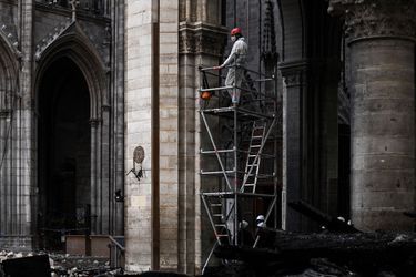 À l&#039;intérieur de la cathédrale Notre-Dame de Paris, ravagée par une incendie le 15 avril 2019.