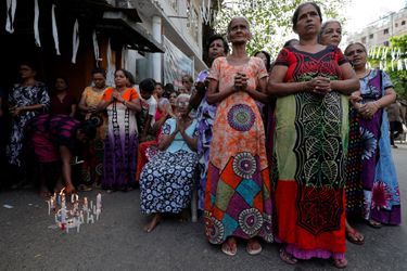 Recueillement à Colombo, mardi, lors d'un hommage aux victimes des attentats de dimanche.