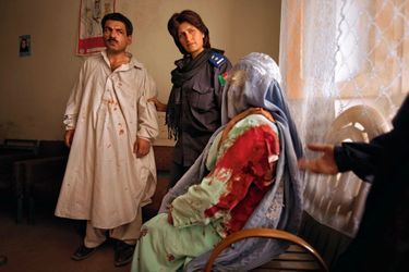 Afghanistan : cet homme a poignardé sa femme, Jamila, 15 ans. La policière qui l’arrête sera exécutée par les talibans.