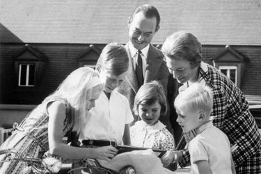 Jean et Joséphine-Charlotte de Luxembourg avec leurs enfants, en novembre 1964