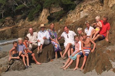 Le grand-duc Jean de Luxembourg avec la grande-duchesse Joséphine-Charlotte et certains de leurs enfants et petits-enfants, le 3 août 1999