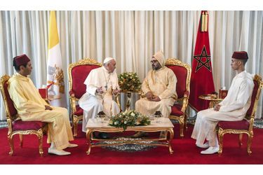 Le prince Moulay El Hassan du Maroc avec son père, son oncle et le pape François à Rabat, le 30 mars 2019