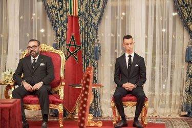 Le prince Moulay El Hassan du Maroc avec son père le roi Mohammed VI à Rabat, le 13 février 2019